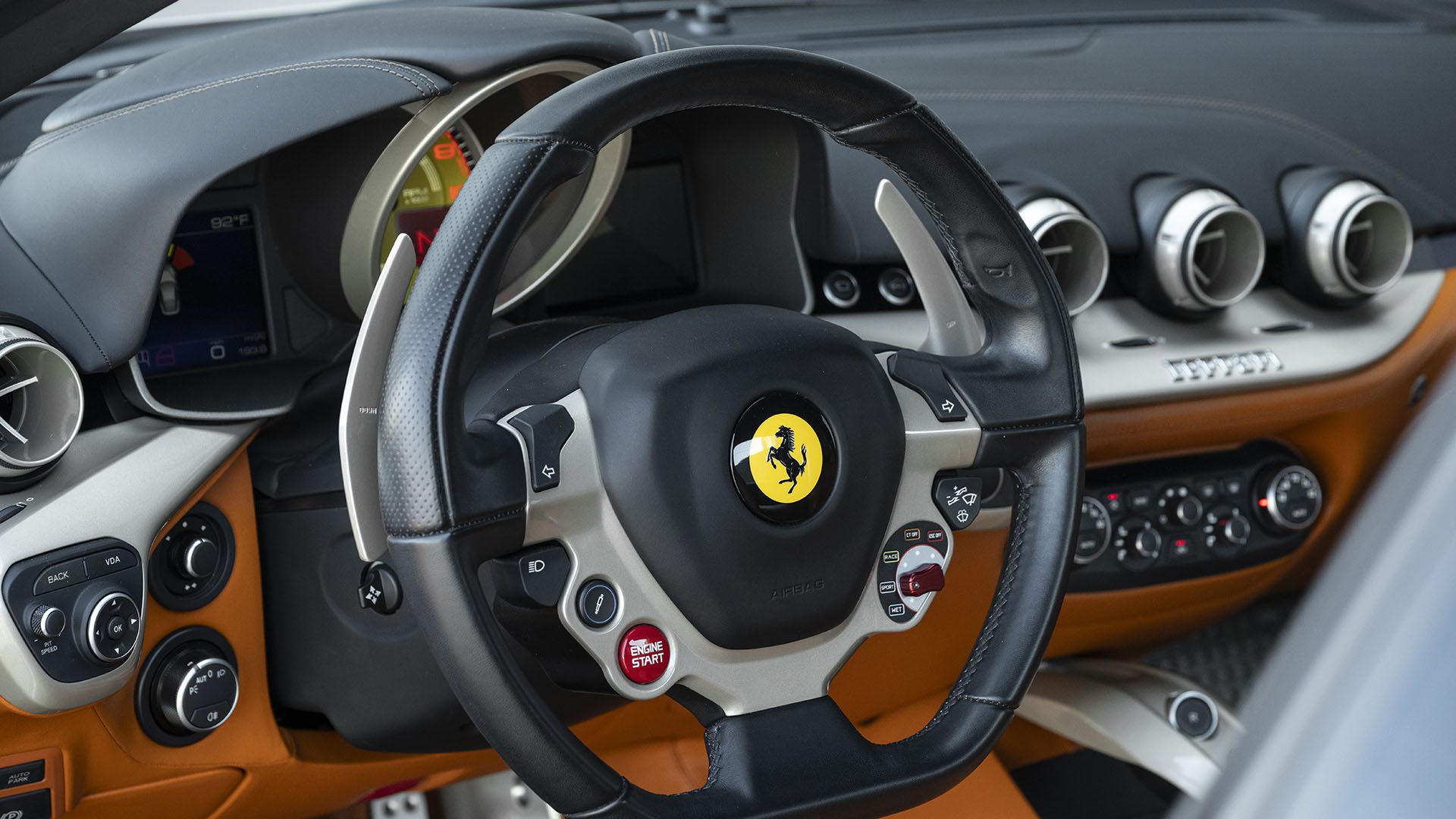 „Ferrari F12berlinetta 70th Anniversary Edition“ vairas ir prietaisų skydelis su perjungimo svirtimis, valdymo mygtukais, apskritomis oro išleidimo angomis ir skaitmeniniu ekranu parodoje „Broad Arrow Las Vegas 2025“.