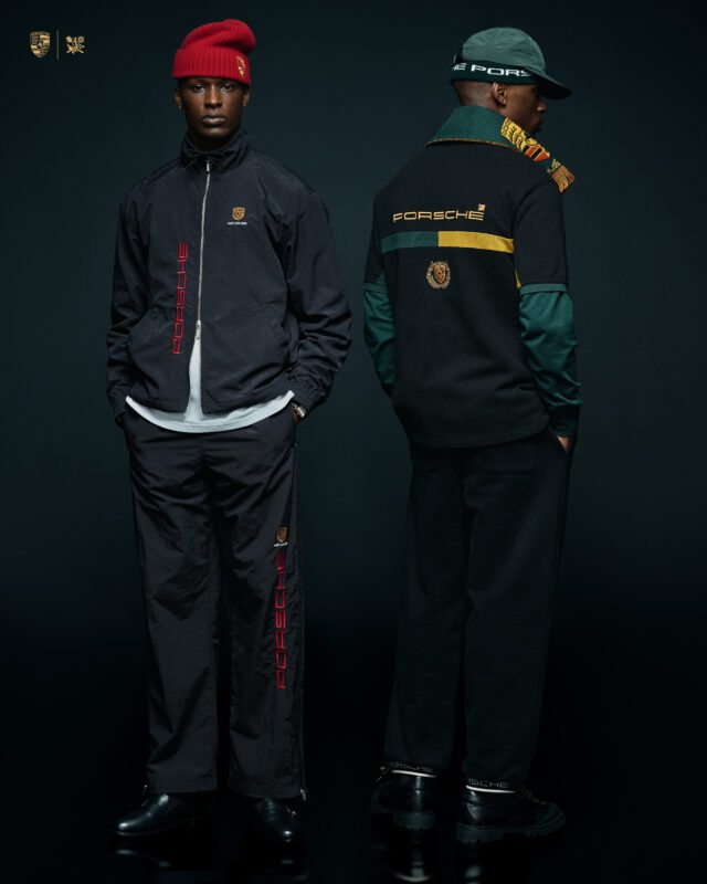 Du modeliai demonstruoja „Porsche x Aimé Leon Dore“ 2025 m. rudens/žiemos kolekciją: vienas atsuktas į priekį su juodu sportiniu kostiumu ir raudona snapeliu, o kitas – su juoda ir žalia apranga su kepure ir skara.