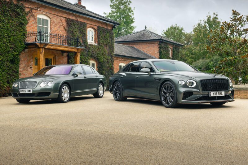 Two legendary Bentley sedans are parked side by side in front of a brick house covered with ivy and surrounded by greenery—a true Mulliner tribute to timeless elegance.